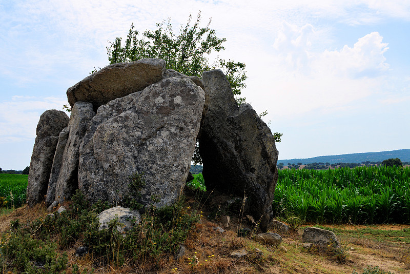 Évora - Pinheiro do Campo Dolmen #2 和玉米田，葡萄牙阿连特茹